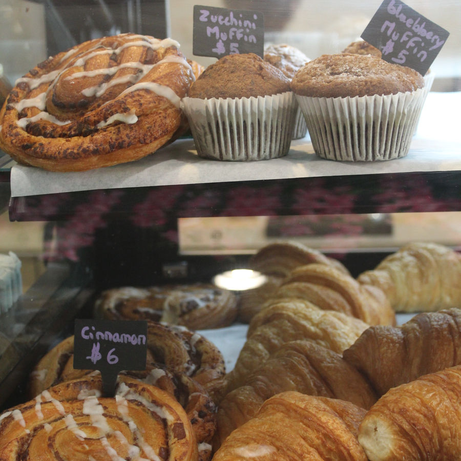 Fresh pastries in the Douceurs de Paris case